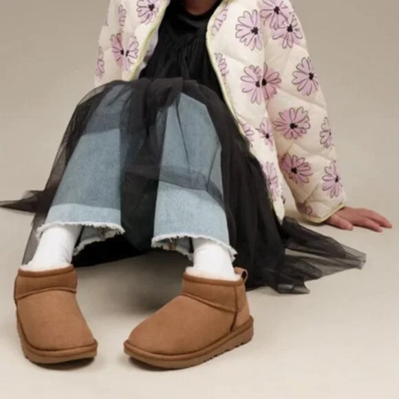 UGG Classic Ultra Mini Kids - Picture 2 of 8